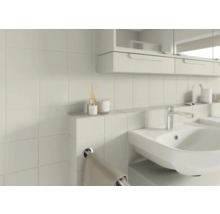 Badezimmer mit Waschbecken, Armatur, Handtuchhalter und quadratischen Wandfliesen