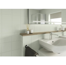 Helles Badezimmer mit Waschbecken, Spiegel und Fliesen