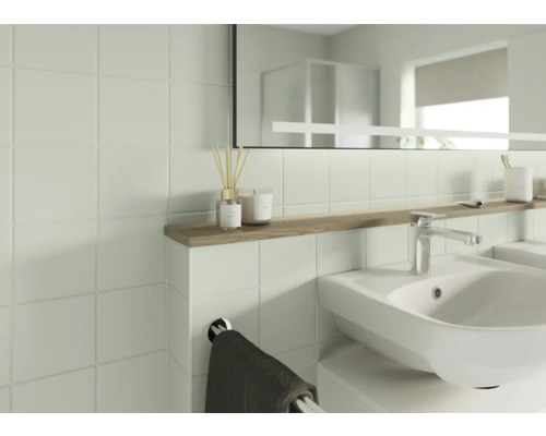 Helles Badezimmer mit Waschbecken, Spiegel und Fliesen