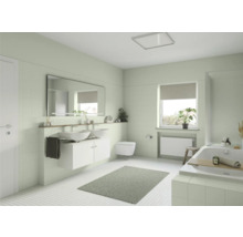 Helles Badezimmer mit Doppelwaschtisch, Spiegel, Badewanne und Fenster