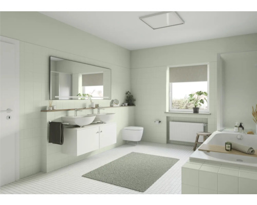 Helles Badezimmer mit Doppelwaschtisch, Spiegel, Badewanne und Fenster