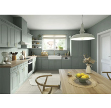 Helle Küche im Landhausstil mit Küchenschränken, Esstisch und Stühlen