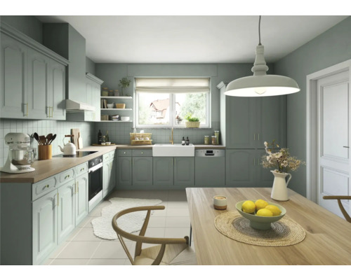 Helle Küche im Landhausstil mit Küchenschränken, Esstisch und Stühlen