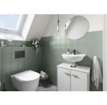 Badezimmer mit Dachfenster, Toilette, Waschtisch, Spiegel und grünen Fliesen