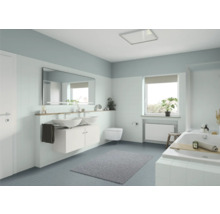 Helles Badezimmer mit Doppelwaschtisch, Spiegel und Badewanne für eine entspannende Atmosphäre