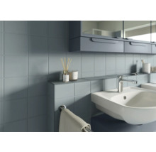 Badezimmer mit Waschtisch, Armatur, Spiegel und Ablagefläche