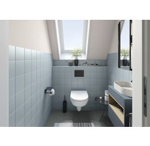 Helles Badezimmer mit Dachfenster, Toilette, Waschbecken und blauen Fliesen