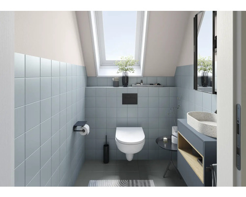 Helles Badezimmer mit Dachfenster, Toilette, Waschbecken und blauen Fliesen