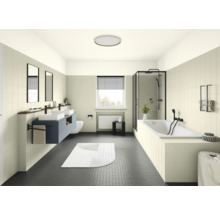 Badezimmer mit Badewanne, Dusche, Waschbecken und Spiegel