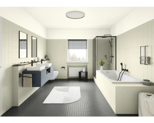 Badezimmer mit Badewanne, Dusche, Waschbecken und Spiegel