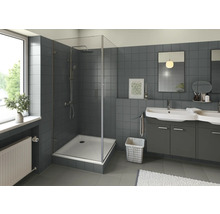 Badezimmer mit Dusche, Doppelwaschbecken und grauen Fliesen