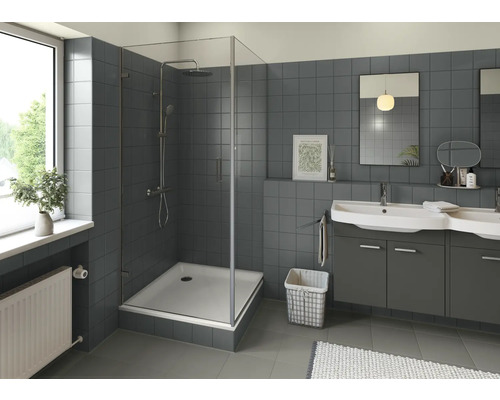 Badezimmer mit Dusche, Doppelwaschbecken und grauen Fliesen