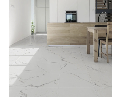 Heller Wohnraum mit Bodenfliesen in Marmoroptik, Küchenzeile und Esstisch