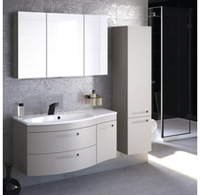 Badezimmer-Szene mit Waschtischunterschrank, Spiegelschrank, Hochschrank und Duschkabine