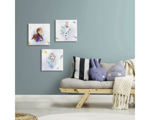 Dekorative Wandbilder mit Motiven aus dem Film Die Eiskönigin im Kinderzimmer.