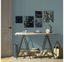 Dekoratives Zimmer mit Schreibtisch, Bildern und Accessoires
