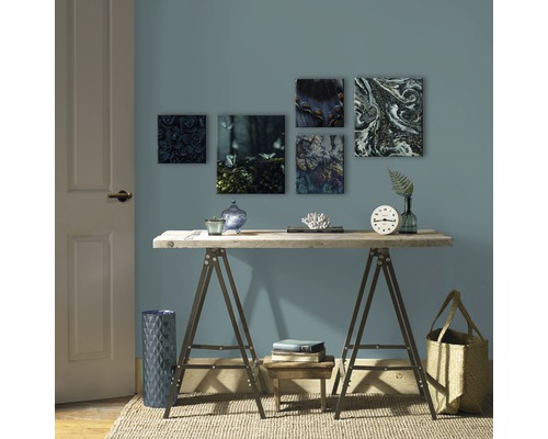 Dekoratives Zimmer mit Schreibtisch, Bildern und Accessoires