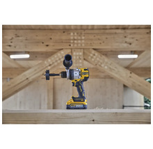 DeWalt Akku-Bohrmaschine mit Fräsbohrer vor Holzkonstruktion