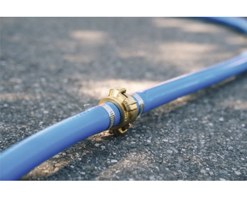 Blauer Wasserschlauch mit goldener Schlauchkupplung