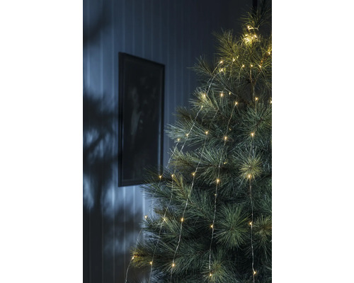 Weihnachtsbaum mit Lichterkette für eine stimmungsvolle Dekoration