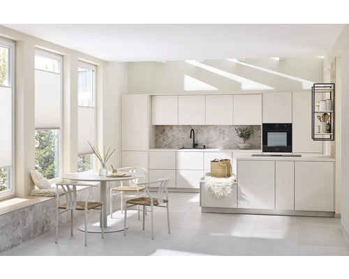 Helle Küche mit Esstisch, Stühlen, Küchenzeile und Fenster mit Rollo