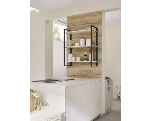 Moderne Küche mit Hängeregal, weißen Schränken und Kochfeld