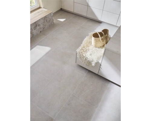 Heller Raum mit Bodenfliesen, Schaffell und Korb