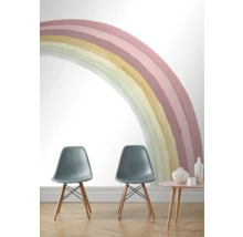 Zwei Stühle und ein Tisch vor einer Wand mit Regenbogenmuster