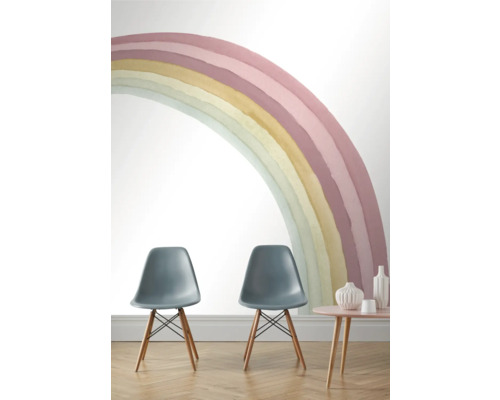 Zwei Stühle und ein Tisch vor einer Wand mit Regenbogenmuster