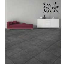 Wohnzimmer mit Liege, Sideboard und Dekoration an der Wand