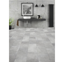 Modernes Badezimmer mit Waschtisch, Aufsatzwaschbecken, Heizkörper und Fliesenboden.