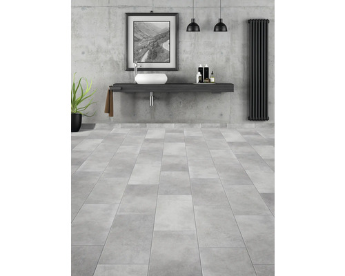 Modernes Badezimmer mit Waschtisch, Aufsatzwaschbecken, Heizkörper und Fliesenboden.