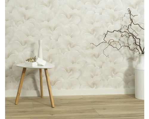 Dekorative Tapete mit Blütenmuster in einem hellen Raum