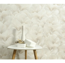 Nahaufnahme einer Wand mit floral gemusterter Tapete, einem Tisch mit Dekorationen