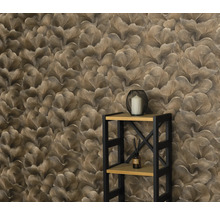 Tapete mit Blumenmuster und Regal im Raum