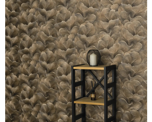 Tapete mit Blumenmuster und Regal im Raum