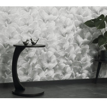 Wohnraum mit Blumentapete, Beistelltisch und Zimmerpflanze