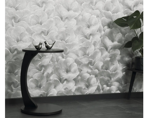 Wohnraum mit Blumentapete, Beistelltisch und Zimmerpflanze