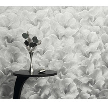 Nahaufnahme einer floralen Tapete mit einem kleinen Tisch und einer Vase