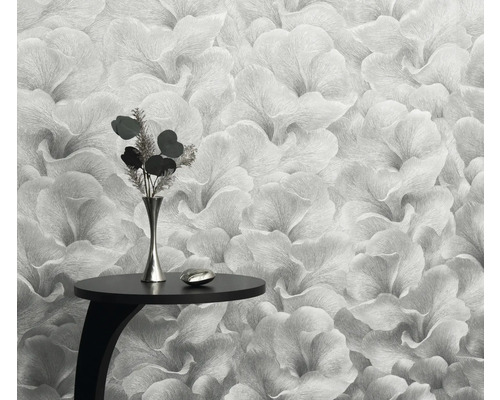 Nahaufnahme einer floralen Tapete mit einem kleinen Tisch und einer Vase