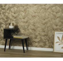 Wohnraum mit gemusterter Tapete, Beistelltisch, Büchern und Dekoration