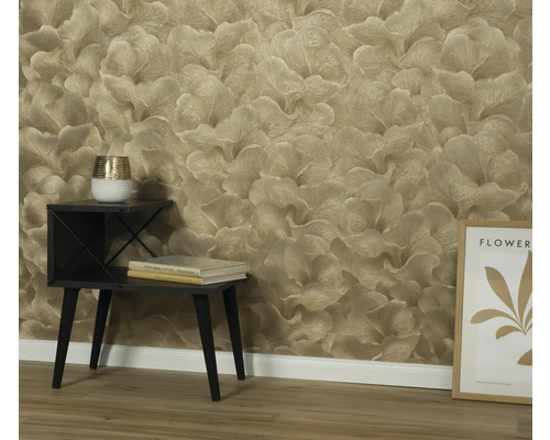 Wohnraum mit gemusterter Tapete, Beistelltisch, Büchern und Dekoration