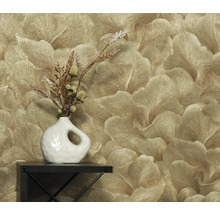 Goldene Tapete mit Blumenmuster, Dekoration mit Vase und Trockenblumen auf einem Regal