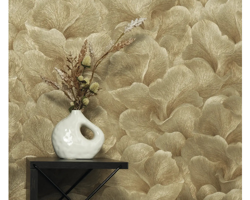 Goldene Tapete mit Blumenmuster, Dekoration mit Vase und Trockenblumen auf einem Regal