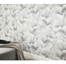 Tapete mit Blütenmuster an einer Wand