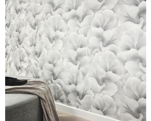 Tapete mit Blütenmuster an einer Wand