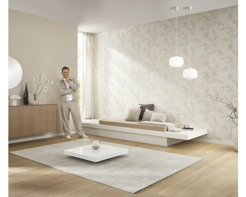 Heller Wohnraum mit gemusterten Tapeten, niedrigem Sofa, Teppich und Dekoration