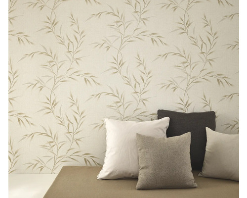 Tapete mit Pflanzenmuster und Kissen auf einer Bank