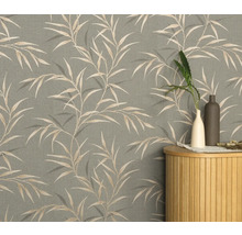 Tapete mit Bambusblattmuster an der Wand