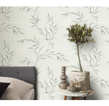 Dekoratives Zimmer mit gemusterter Tapete und Beistelltisch